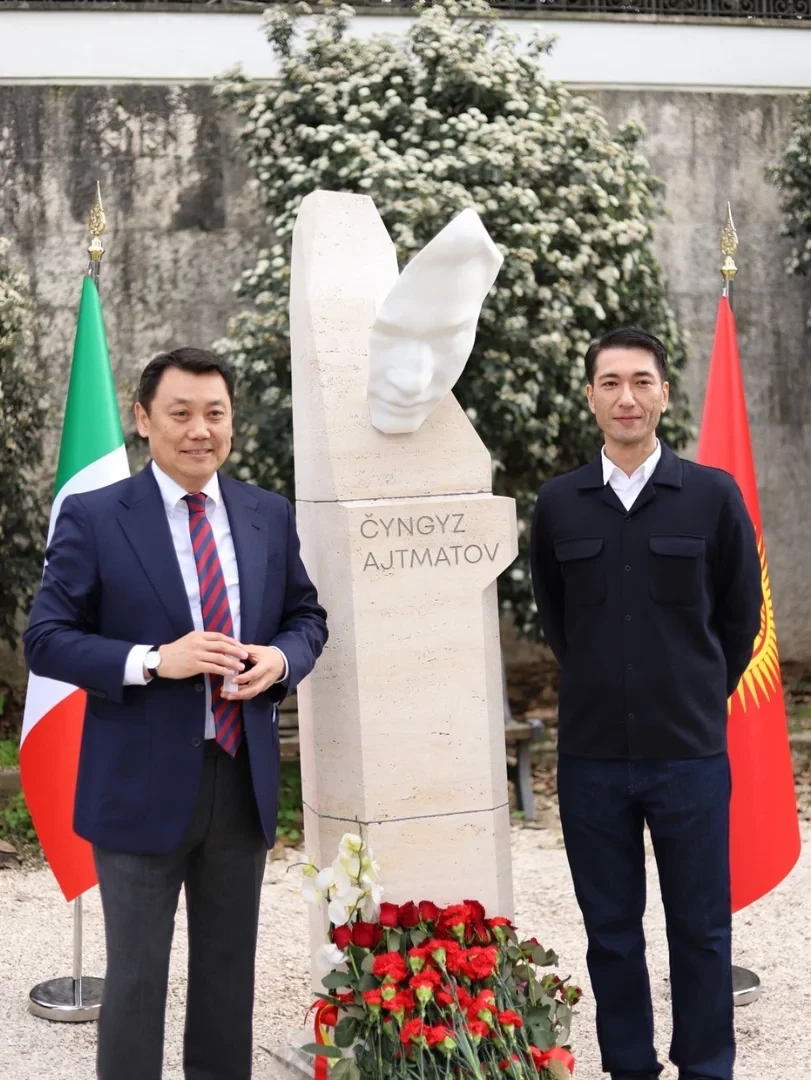 Римде дүйнөгө белгилүү кыргыз жазуучусу Чингиз Айтматовго эстелик ачылды